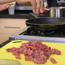 Cortar la pulpa de cerdo en trozos pequeños y salpimentar.