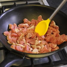 Calentar la cucharada de aceite en una cacerola y sofreír la carne en trozos durante 5 minutos o hasta que se vea ligeramente dorada.