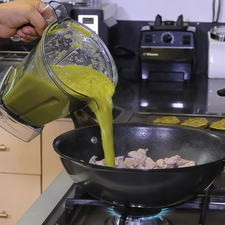 Añadir la salsa y sazonar con sal, continuar cociendo a fuego medio durante 15 minutos.
