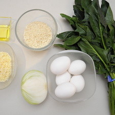 Ingredientes para receta 2 manojos de espinaca 1/2 pieza de cebolla blanca 1/2 taza de queso parmesano 5 piezas de huevo 1/2 taza de panko sal al gusto pimienta negra molida al gusto 1 cucharada de aceite de oliva