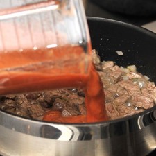 Añadir el jitomate y continuar cociendo a que cambie un poco de color, aproximadamente 5 minutos.