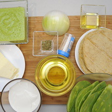 Ingredientes para receta 8 piezas de penca de nopal sal al gusto 2 cucharadas de aceite de oliva 12 piezas de tortilla de maíz 1 taza de aceite vegetal comestible palillos al gusto 1/2 pieza de cebolla blanca 1 cucharita de orégano Ingredientes para decorar 1 taza de crema de leche de vaca 200 gramos de queso fresco 1 taza de salsa verde