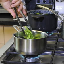 Cocer los nopales con un poco de agua en una olla durante 5 minutos.Escurrir y reservar.