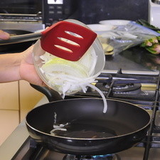 Calentar las dos cucharadas de aceite en el sartén y cuando este bien caliente, sofreír la cebolla durante unos minutos o hasta que estén doradas pero no quemadas.