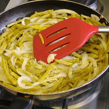 Añadir los nopales cocidos y sazonar con pimienta, sal y orégano. Dejar cocer unos minutos más.
