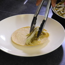 Rellenar la tortilla con los nopales cocidos para formar los tacos.