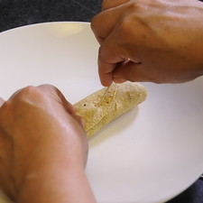 Sujetar cada taco con un palillo para que no se abran.