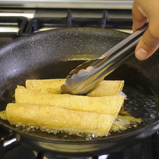 Sofreír los tacos hasta que estén dorados.