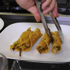 Colocar en un plato con servilletas para quitar el exceso de grasa.