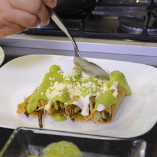 Acompañar cada taco de crema, salsa verde y queso espolvoreado.