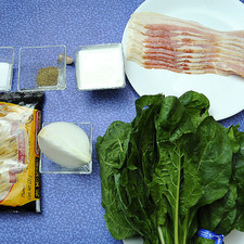 Ingredientes para receta 200 gramos de tocino ahumado 1/4 pieza de cebolla blanca 220 gramos de pasta de pluma La Moderna 1 diente de ajo 1/4 taza de crema de leche de vaca sal al gusto pimienta negra molida al gusto 1 manojo de acelga