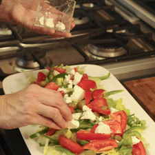 Colocar todo en un platón. Agregar las aceitunas y el chile en hojuelas. Cortar el resto del queso en trozos pequeños y servir sobre la ensalada.