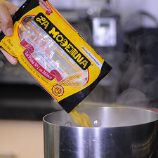 Para cocer la pasta, poner mucha agua a hervir, agregar sal y cuando recupere el hervor añadir la pasta. Dejar cocer de 7 a 11 minutos hasta que esté al dente, firme por dentro suave por fuera.