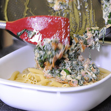 Servir la pasta sobre el plato o ensaladera.