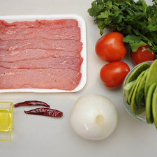 Ingredientes para receta 6 piezas de bistec de res 8 piezas de penca de nopal 1/2 pieza de cebolla blanca 2 cucharadas de aceite de oliva sal al gusto pimienta negra molida al gusto 1/2 manojo de cilantro Ingredientes para salsa 3 piezas de jitomate guaje 2 piezas de chile de árbol seco sal al gusto