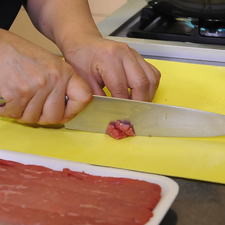 Picar el bistec en cuadros pequeños y salpimentar. Cortar la cebolla en rodajas, picar el cilantro y reservar.