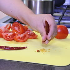 Desvenar los chiles de árbol. Para preparar la salsa cortar los jitomates guaje en cuartos.