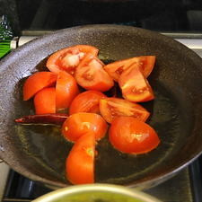 Calentar una cucharada de aceite y sofreír el jitomate y chiles durante 5 minutos cuidando que no se queme el chile. Dejar enfriar