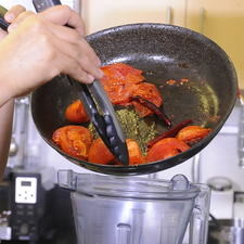Colocar en el vaso de la licuadora los jitomates y chile, añadir un poquito de sal y moler hasta obtener una mezcla homogénea. Reservar.