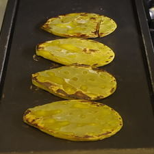 Para armar los tacos asar las pencas de nopal sobre el comal unos minutos por cada lado.