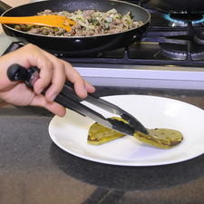 Colocar la penca de nopal asada sobre el plato.