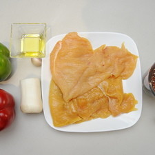 Ingredientes para toda la receta. 2 piezas de milanesa de pollo 1 taza de quinoa Help 1/2 pieza de pimiento morrón verde 1/2 pieza de pimiento morrón rojo 1/2 pieza de poro 1 diente de ajo 1 cucharada de aceite de oliva sal al gusto pimienta negra molida al gusto