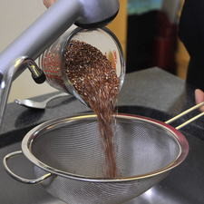 Dejar escurrir el exceso de agua, la quinoa no se debe dejar remojando.