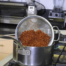 Colocar la quinoa en un sartén hondo con dos tazas de agua. Calentar a fuego alto hasta que suelte el hervor, tapar bajar la lumbre y dejar cocer 15 minutos sin menear hasta que se consuma el agua. Apagar el fuego y dejar enfriar.