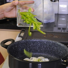 Calentar la cucharada de aceite y cuando este caliente añadir ajo, poro, pimiento morrón y sofreír durante 5 minutos