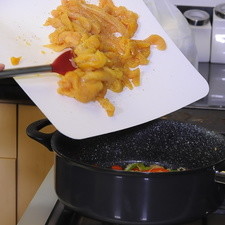 Agregar el pollo cortado y rectificar sazón. Continuar cociendo hasta que el pollo este cocido.
