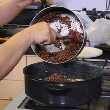Añadir la quinoa revolver bien para integrar todos los ingredientes.