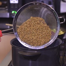 Poner a cocer las lentejas en una olla honda con suficiente agua, el trozo de cebolla y un poquito de sal. Cuando comience a hervir tapar y dejar cocer durante 20 minutos o hasta que estén cocidas. S 15569 1475611593