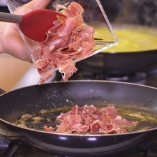 Calentar el sartén y cuando esté caliente sofreír el tocino hasta que se vea ligeramente dorado. S 15571 1475611593