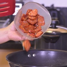 Añadir el chorizo, salchichas y continuar cociendo unos minutos más. S 15573 1475611591