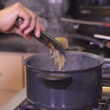 Retirar la cebolla de la olla con lentejas cocidas. S 15575 1475611589