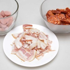Picar el jitomate en cuadros pequeños, picar el chile serrano, cortar el chorizo y las salchichas en rebanadas y el tocino en trozos pequeños. Reservar S 15578 1475611587