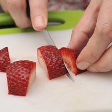 Partir las fresas en trozos tamaño bocado.