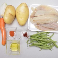 Ingredientes para receta 2 piezas de papa blanca 1/4 pieza de cebolla blanca 1 diente de ajo 500 gramos de pescado blanco sal al gusto 1 cucharita de azafrán 1/2 cucharita de pimentón dulce pimienta negra molida al gusto 1 cucharada de aceite de oliva 8 piezas de ejotes 2 piezas de zanahoria