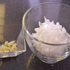 Picar la cebolla y el diente de ajo finamente.