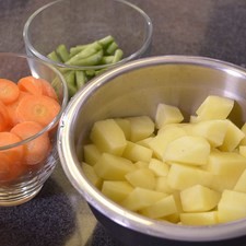 Cortar en rodajas las zanahorias, las papas en 4 partes y los ejotes en tres partes. Reservar.