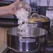 Calentar el aceite en la olla honda y sofreír la cebolla y ajo picado durante un par de minutos.