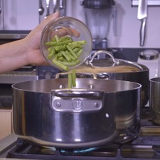 Agregar las zanahorias y los ejotes y continuar cociendo durante 5 minutos más.
