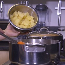 Añadir las papas y agua hasta cubrir las verduras completamente.