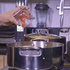Añadir pimentón y sazonar con sal. Tapar y dejar cocer a fuego bajo hasta que las verduras estén al dente.