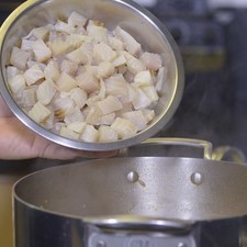 Añadir los trozos de pescado y dejar cocer un par de minutos más.
