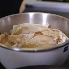 Poner a remojar las hojas de elote en agua bien caliente al menos 20 minutos para que se suavicen.
