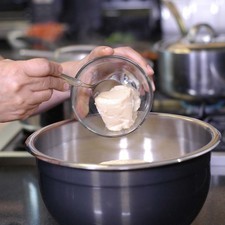 Para preparar la masa, colocar la masa de maíz y la manteca en un tazón, amasar con la ayuda de las manos.