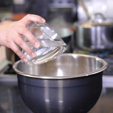 Agregar poco a poco agua tibia y sal, continuar amasando hasta obtener la consistencia deseada y reservar.