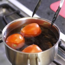Poner a hervir las pieles de los chiles mulatos con los jitomates durante 5 minutos. Dejar enfriar