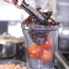 Moler los jitomates y chiles mulatos en el la licuadora hasta obtener una mezcla homogénea.
